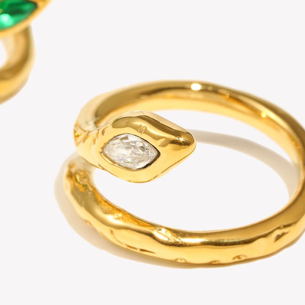 Ebbelle Anel de cobra de aço inoxidável banhado a ouro 18K com zircônia cúbica transparente verde hipoalergênico Anel de titânio à prova d'água feminino