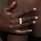 Anel de pérola de água doce de tira longa E.B.belle 18K banhado a ouro aço inoxidável barroco joias à prova d'água